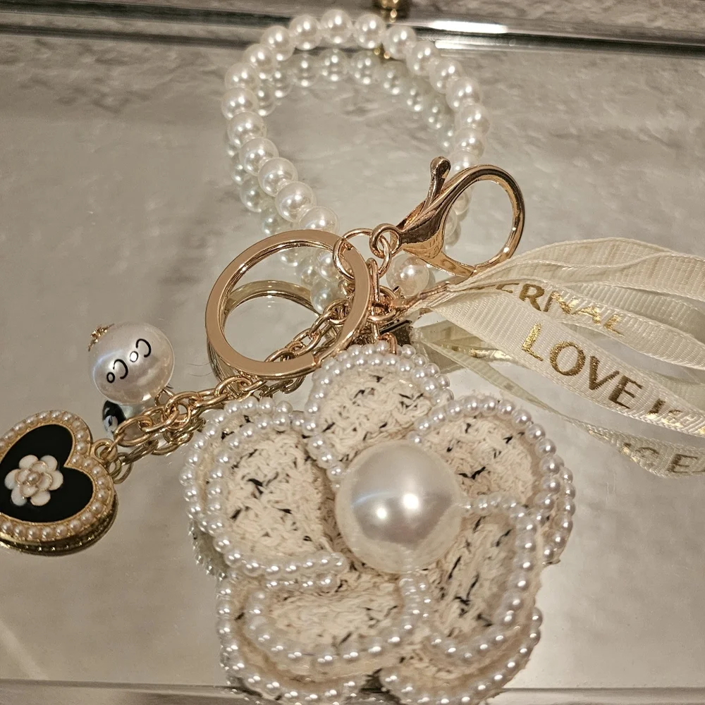 WOMEN'S NEW WHITE PEARLED WRIST BAG CHARM - Picture 2 of 3